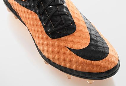 حذاء "NIKE HYPERVENOM": التجسيد المطلق للرشاقة والمناورة والهجوم القوي